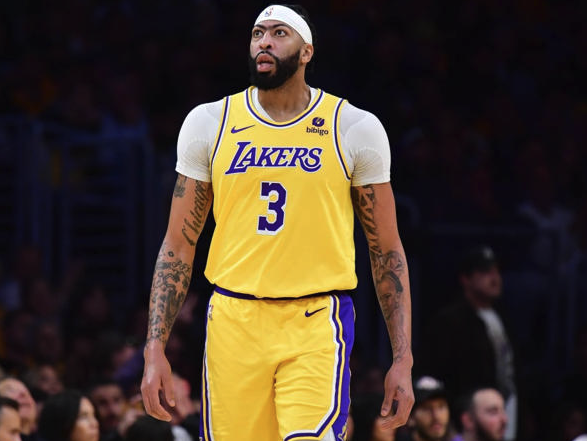 Anthony Davis réitère sa demande de jouer au poste d’ailier-fort