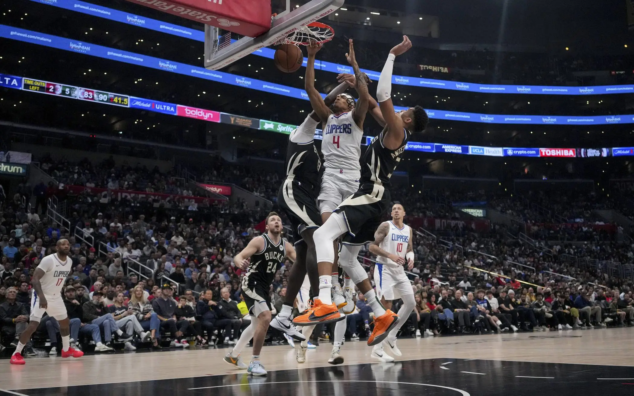 brandon-boston-jr-signe-un-dunk-monstrueux-face-aux-bucks-video.webp