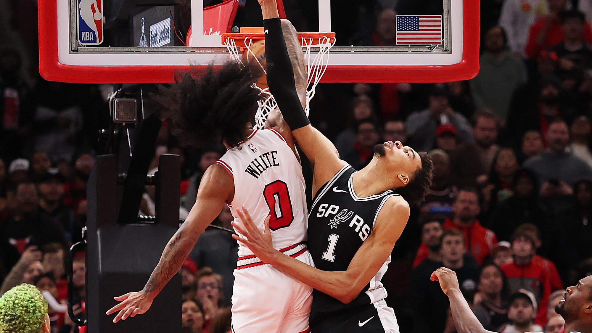 Coby White humilie Wembanyama avec un dunk monumental dans la raquette