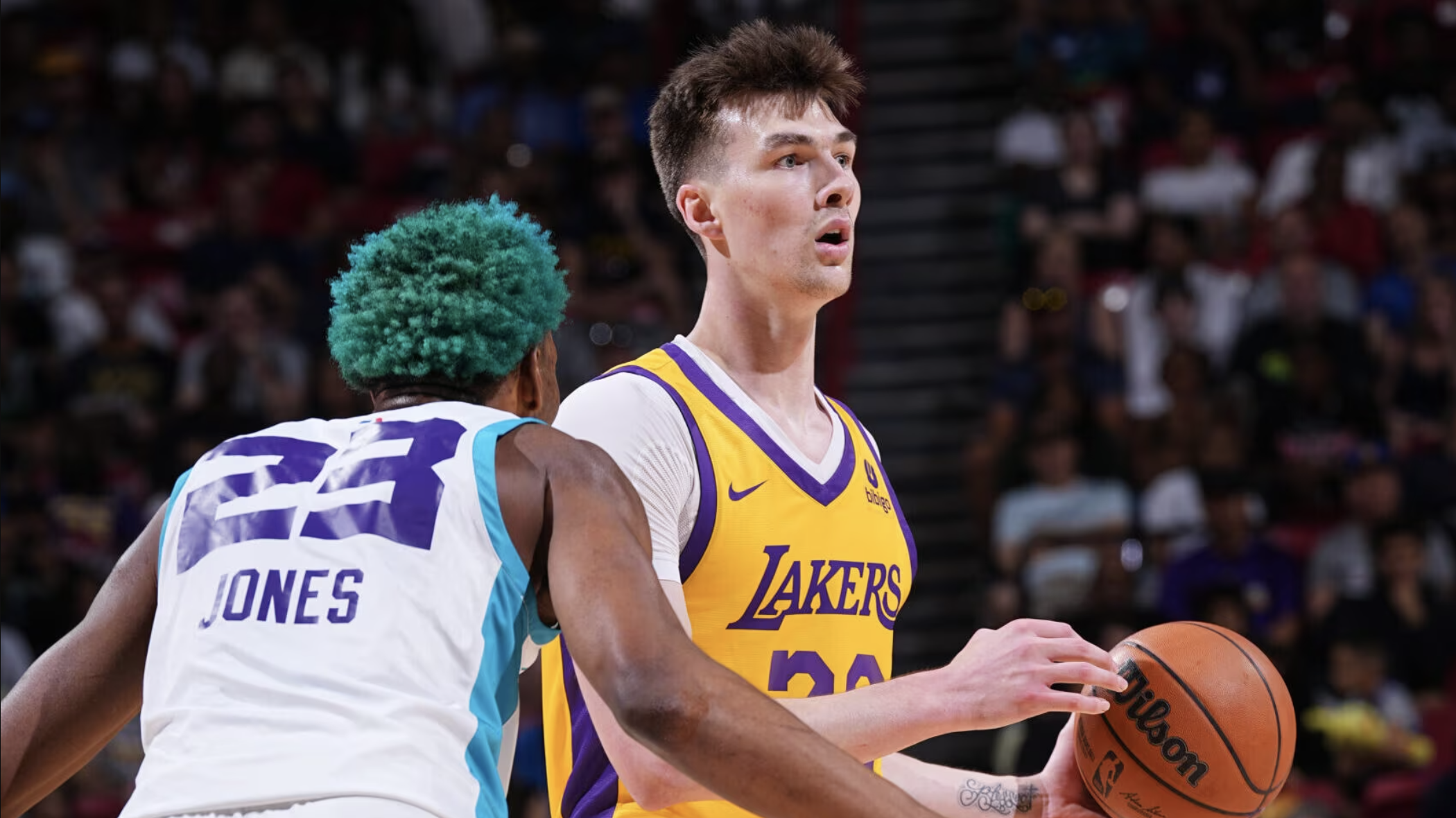 colin-castleton-brille-avec-les-lakers-face-aux-hornets.webp