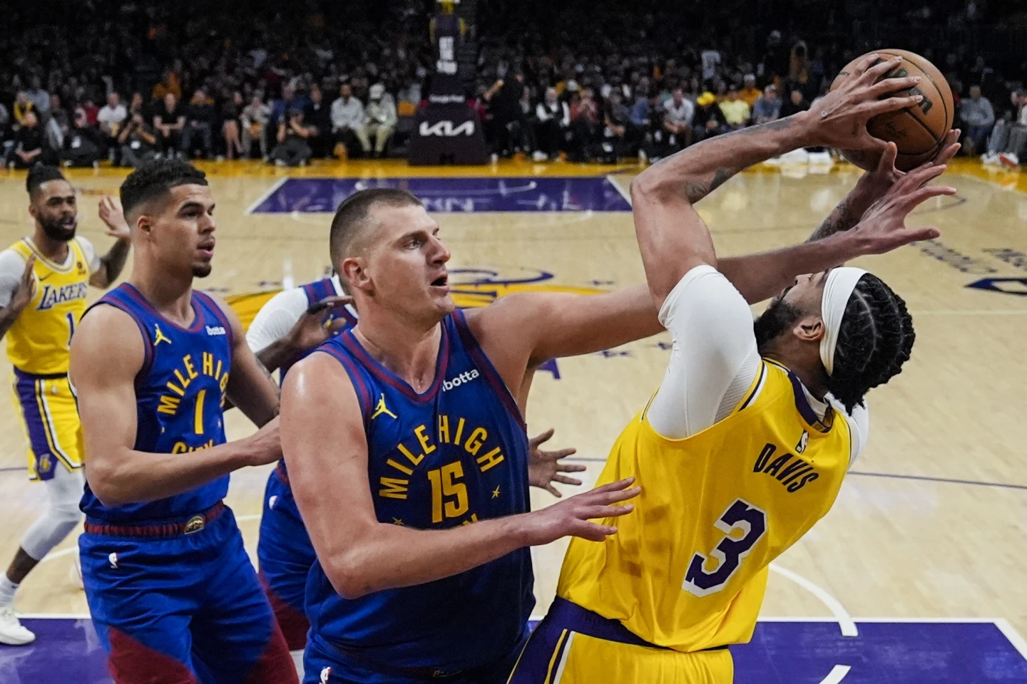 denver-crucifie-les-lakers-et-les-poussent-au-bord-de-l-elimination.webp