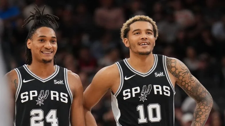 fin-de-saison-prematuree-pour-deux-cadres-des-san-antonio-spurs.webp