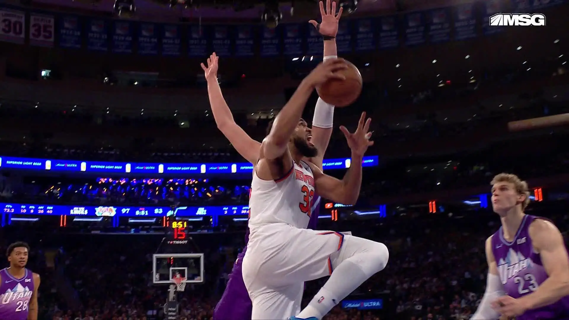 l-action-de-la-nuit-pour-karl-anthony-towns-sur-walker-kessler-un-poster-completement-fou.webp