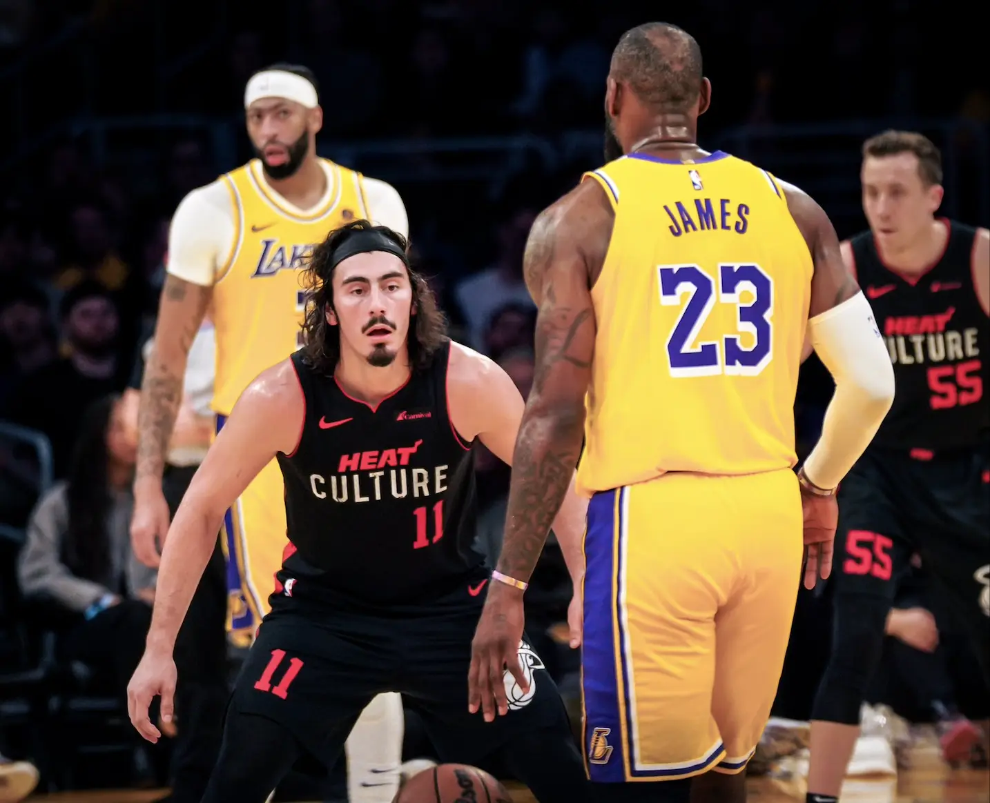 l-effort-collectif-du-heat-de-miami-ecrase-les-los-angeles-lakers.webp