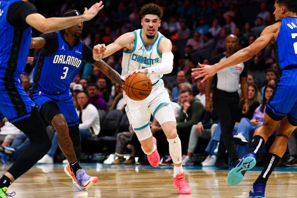 lamelo-enorme-match-a-44-points-mais-les-hornets-s-inclinent-face-au-magic.webp