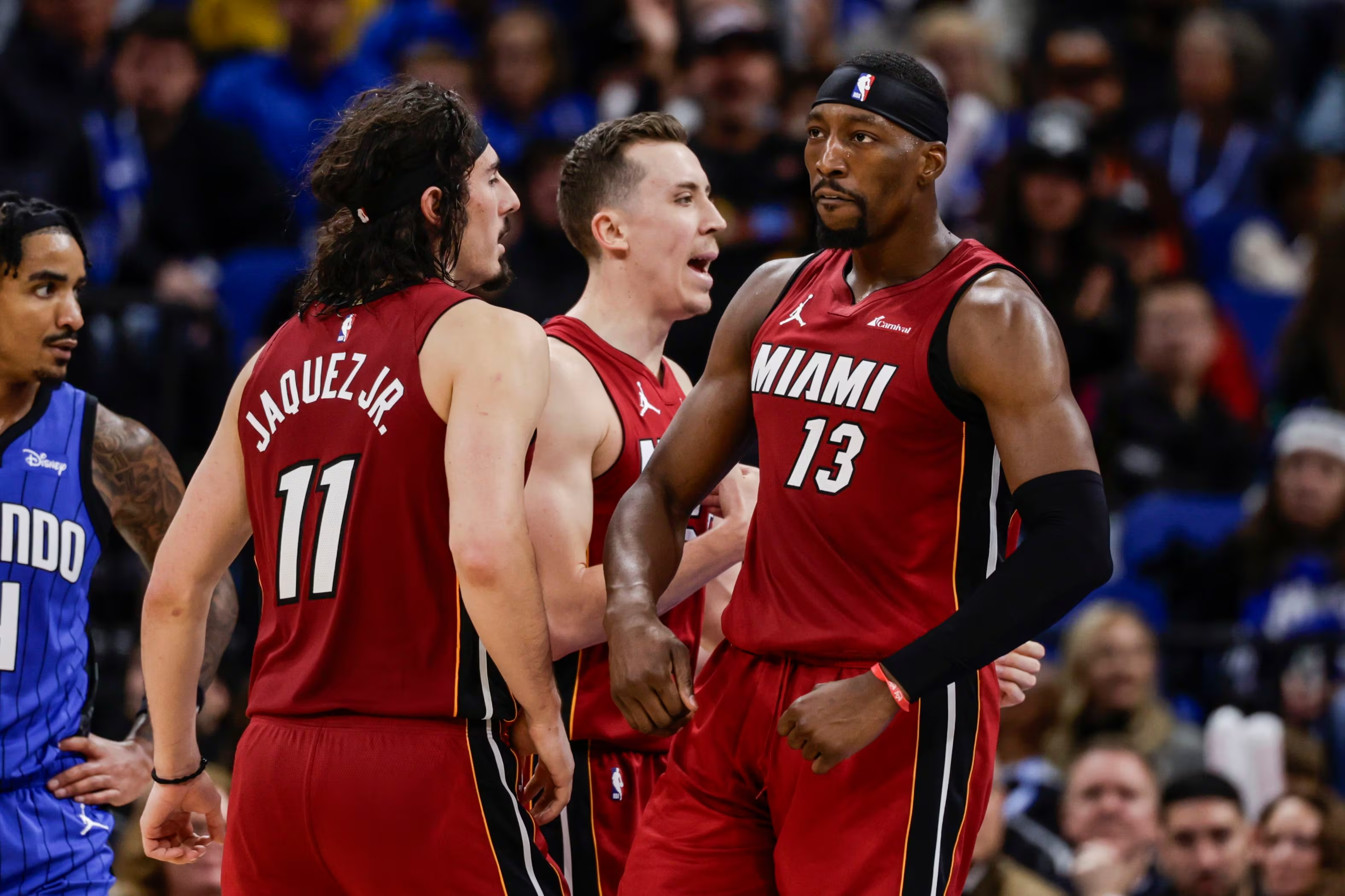 le-contre-plein-de-puissance-de-bam-adebayo-sur-de-anthony-melton-video.webp