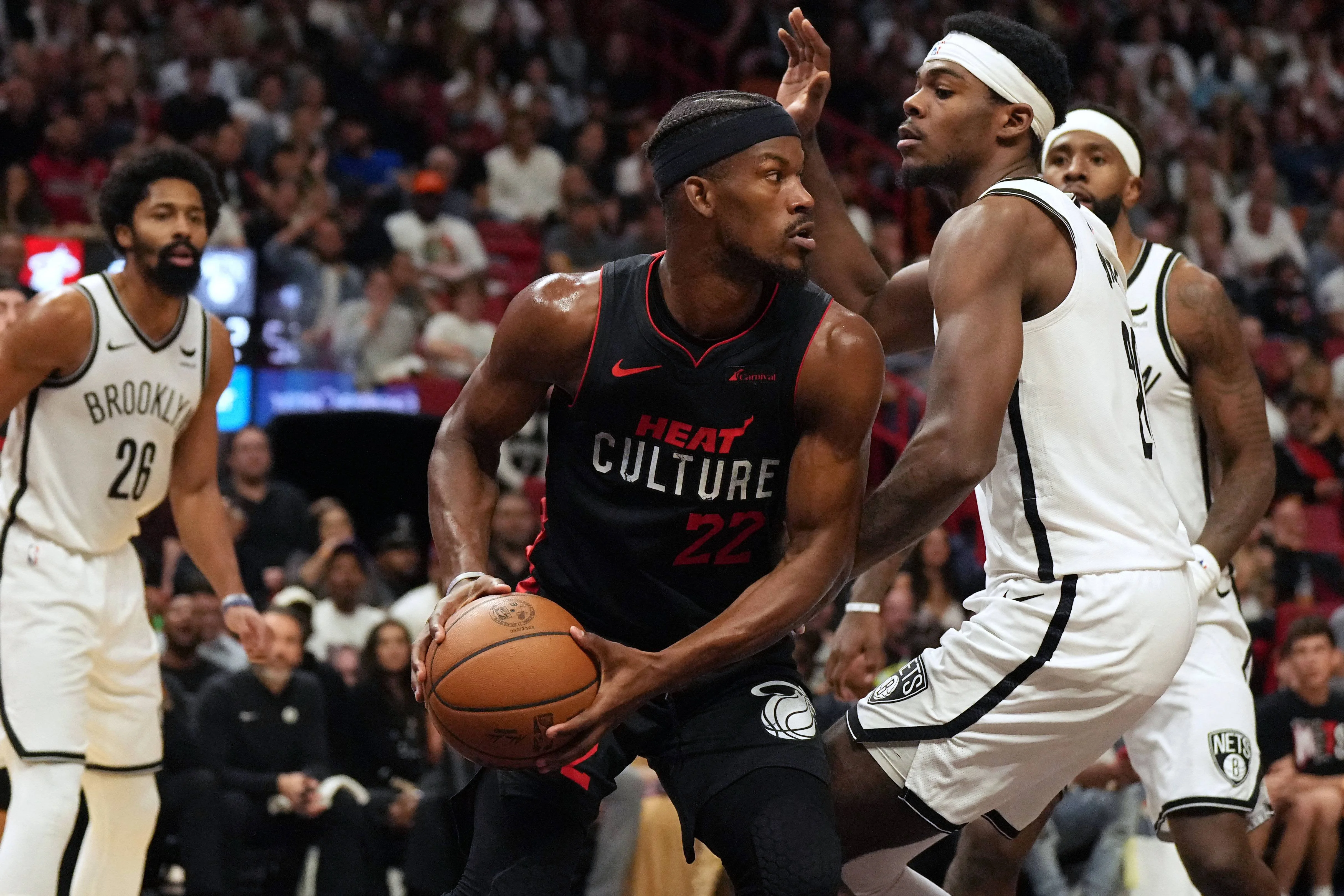 le-heat-de-miami-en-maitrise-grace-a-un-jimmy-butler-de-gala.webp