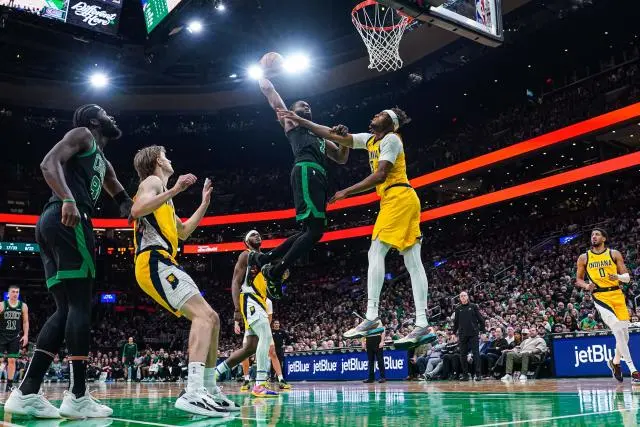 le-highlight-de-cette-nuit-en-nba-jaylen-brown-ecrase-myles-turner-dans-la-raquette-video.webp