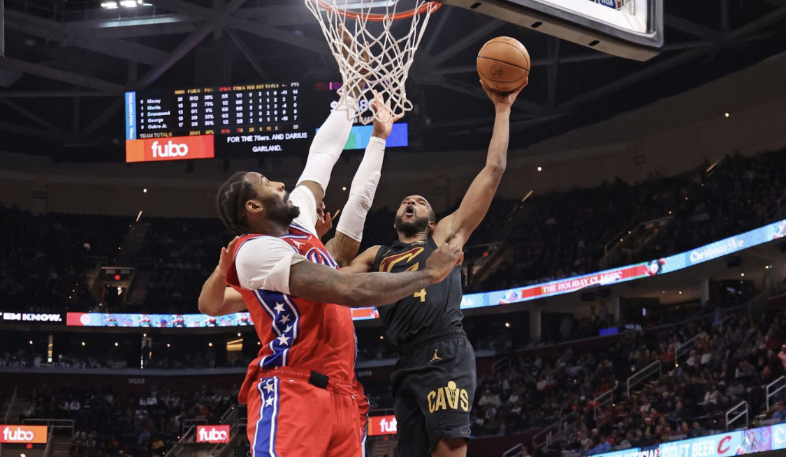 le-highlight-de-la-nuit-en-nba-evan-mobley-dunk-sur-deux-defenseurs-d-un-coup-video.webp