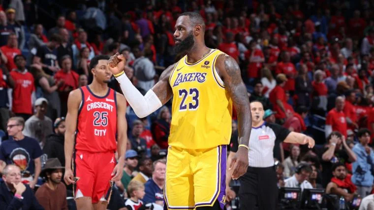 lebron-james-et-les-los-angeles-lakers-qualifies-en-playoffs.webp