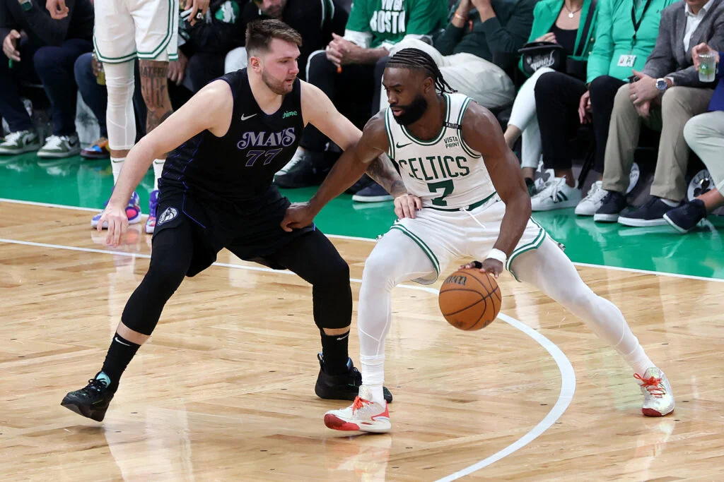 les-celtics-disposent-facilement-des-mavericks-au-game-1.webp