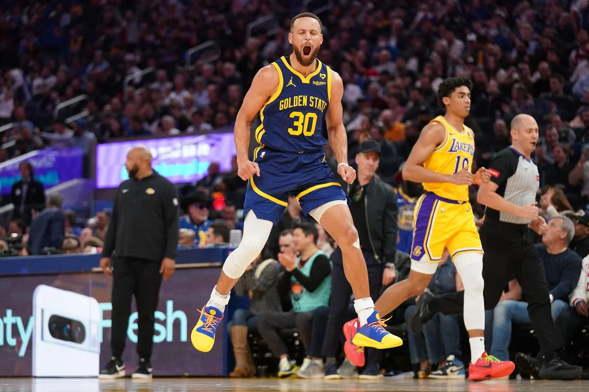 les-golden-state-warriors-dominent-les-los-angeles-lakers-avec-un-excellent-stephen-curry.webp