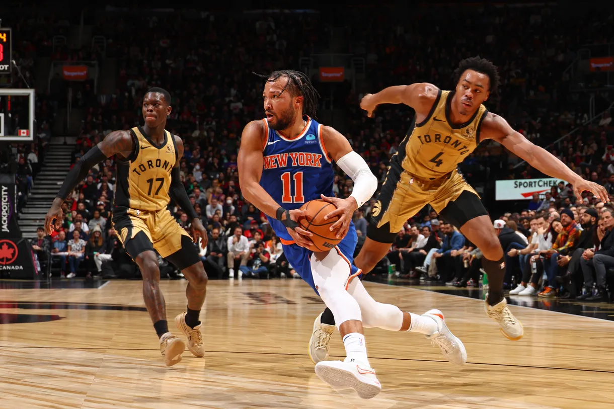 les-knicks-dominent-les-raptors-avec-un-jeu-collectif-efficace.webp