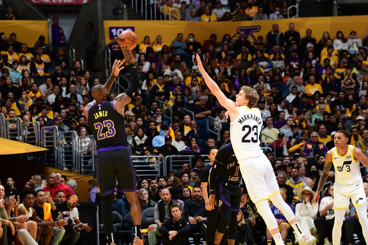 les-lakers-etrillent-utah-avec-un-anthony-davis-dominant.webp