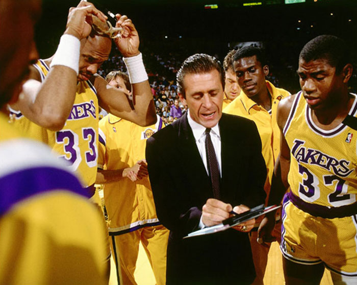 les-lakers-preparent-une-statue-de-pat-riley-devant-la-crypto-com-arena.jpg