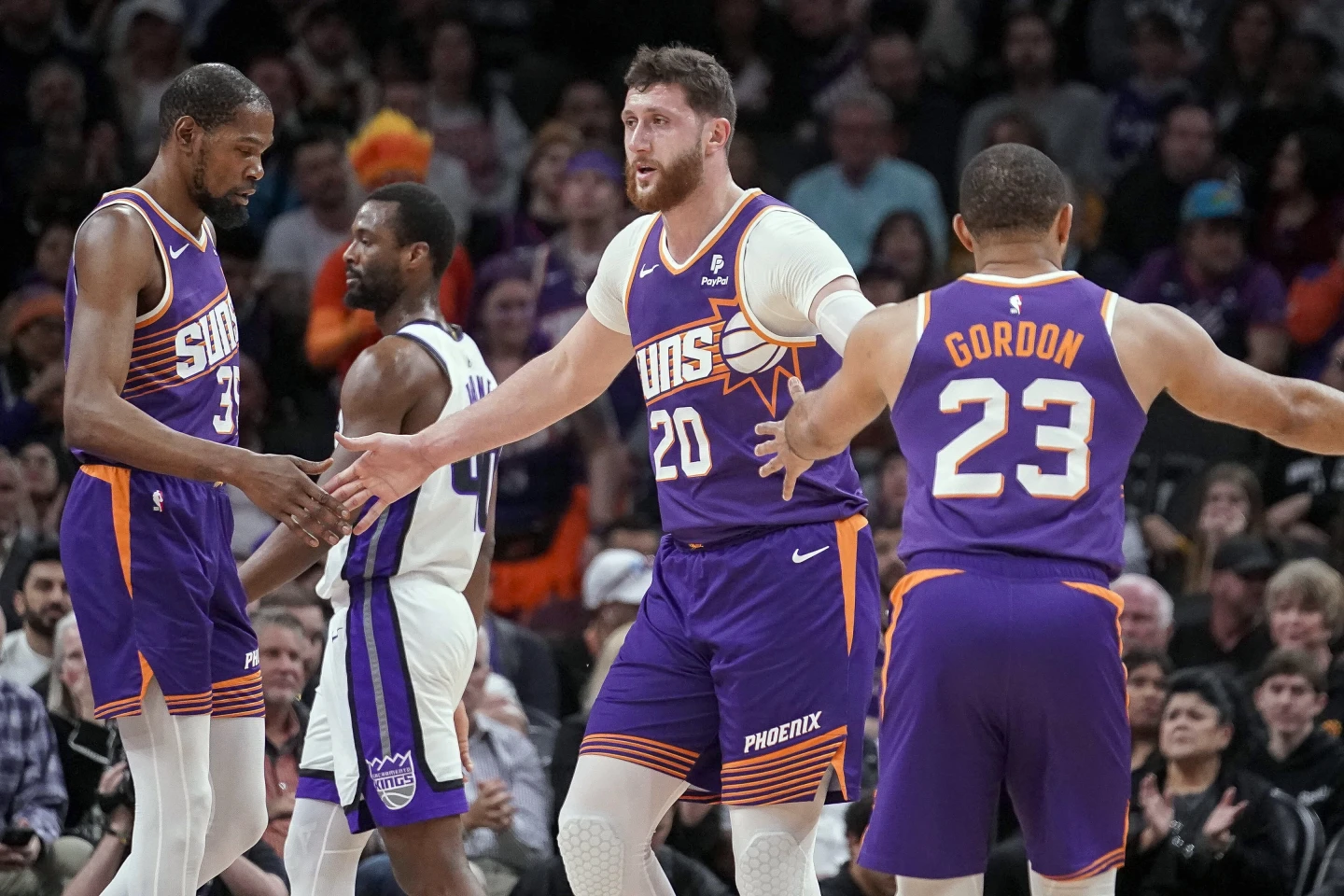 les-suns-s-en-sortent-sur-le-fil-face-a-sacramento.webp