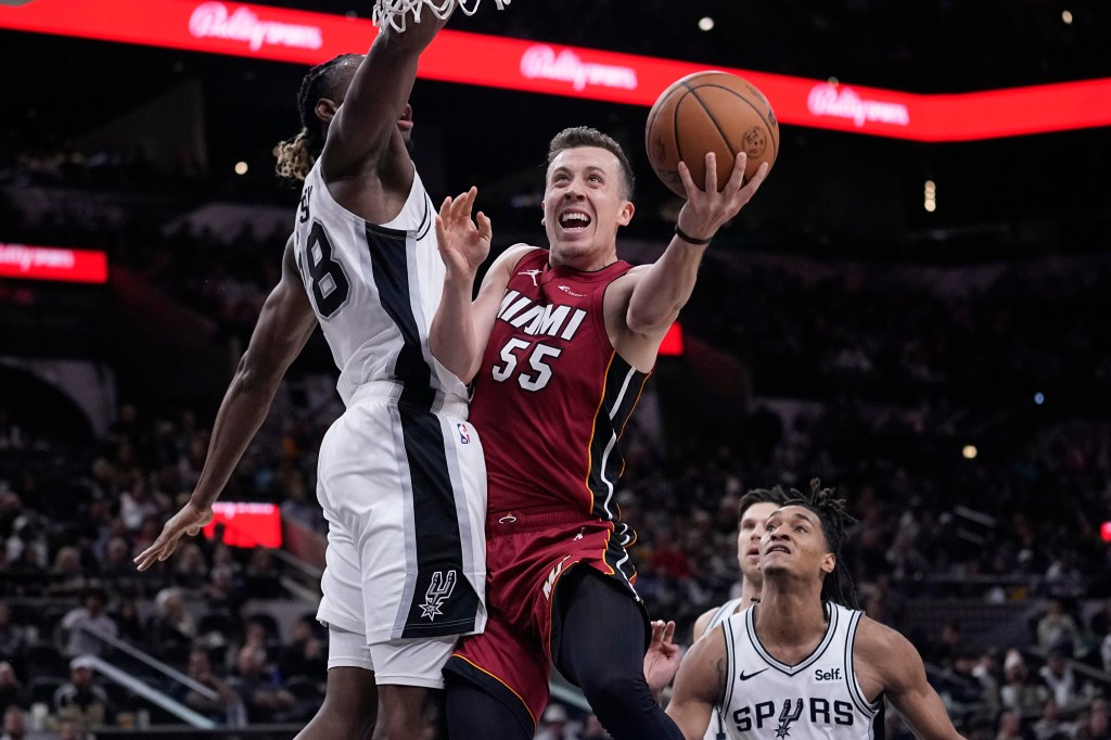 miami-en-mode-clutch-face-aux-spurs.jpg