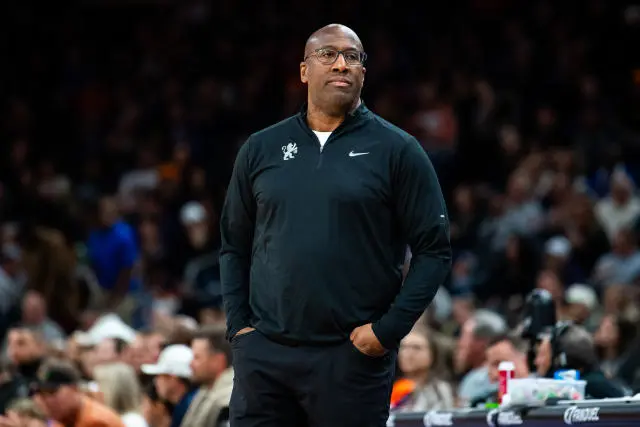 mike-brown-coach-of-the-year-2023-vire-par-les-sacramento-kings.webp