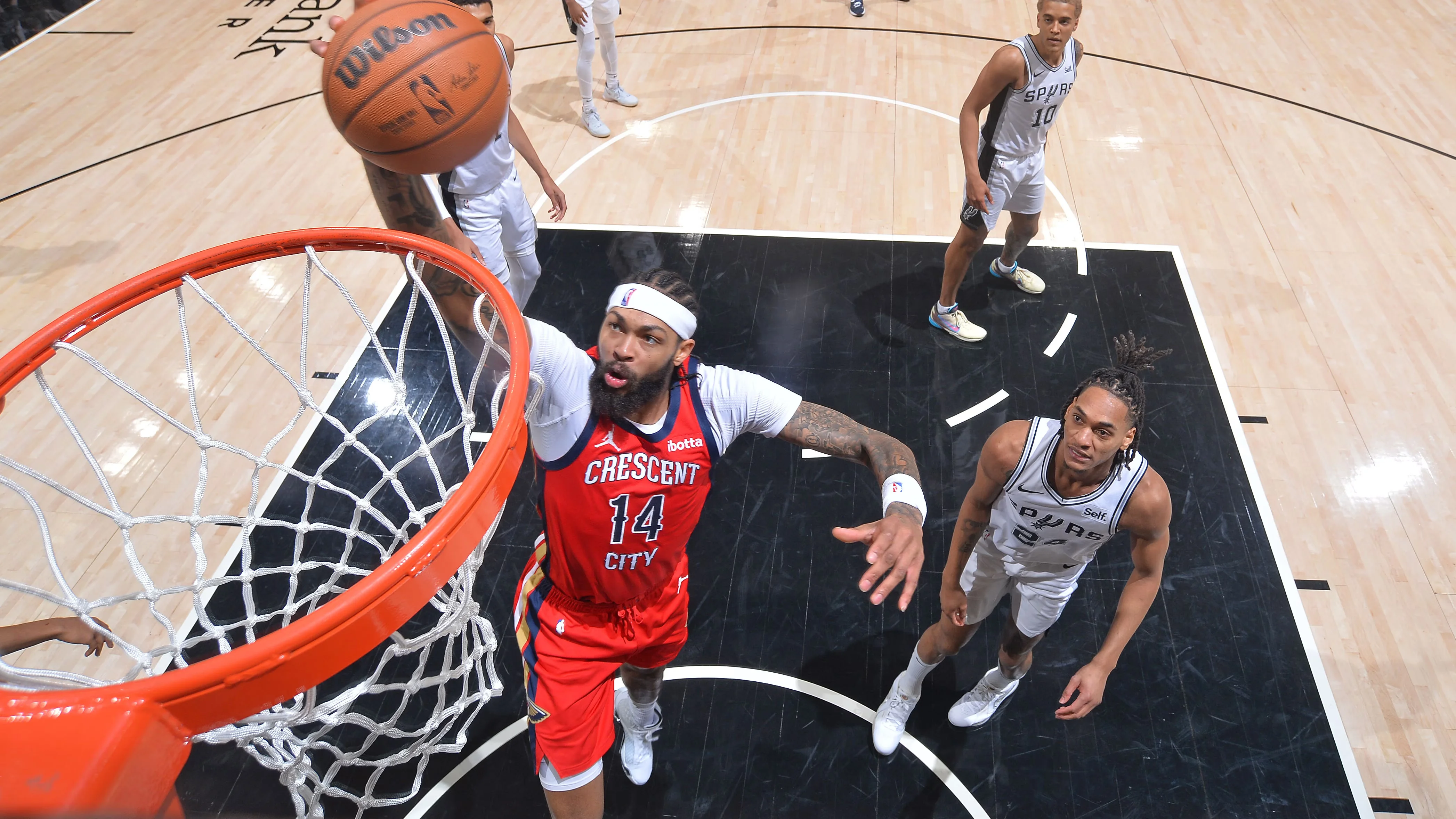 new-orleans-fait-exploser-les-spurs-grace-a-un-deluge-a-trois-points.webp