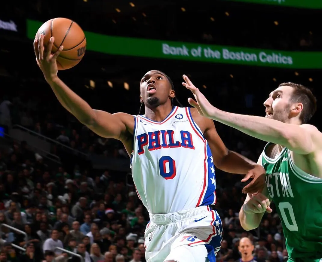 philadelphie-frappe-fort-au-td-garden-maxey-et-embiid-s-imposent-face-aux-champions-en-titre.webp