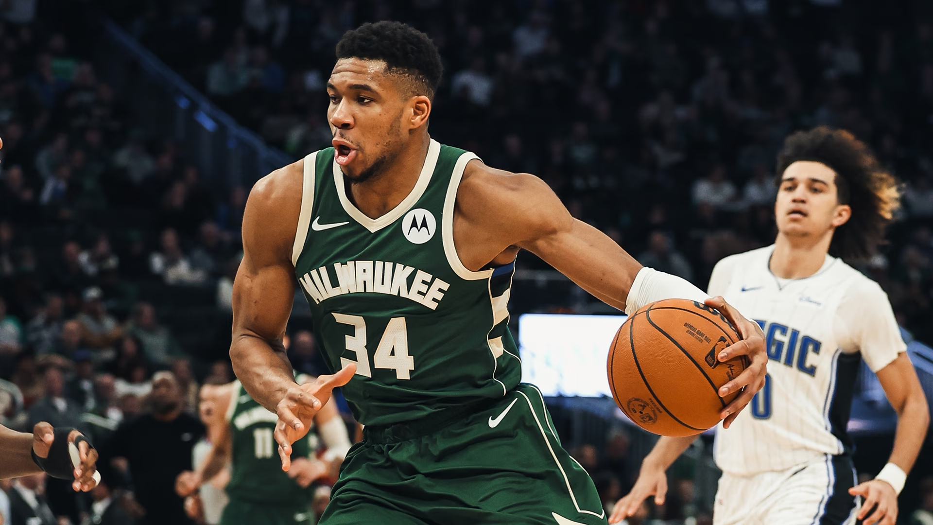 quand-giannis-antetokounmpo-donne-des-conseils-a-victor-wembanyama.webp