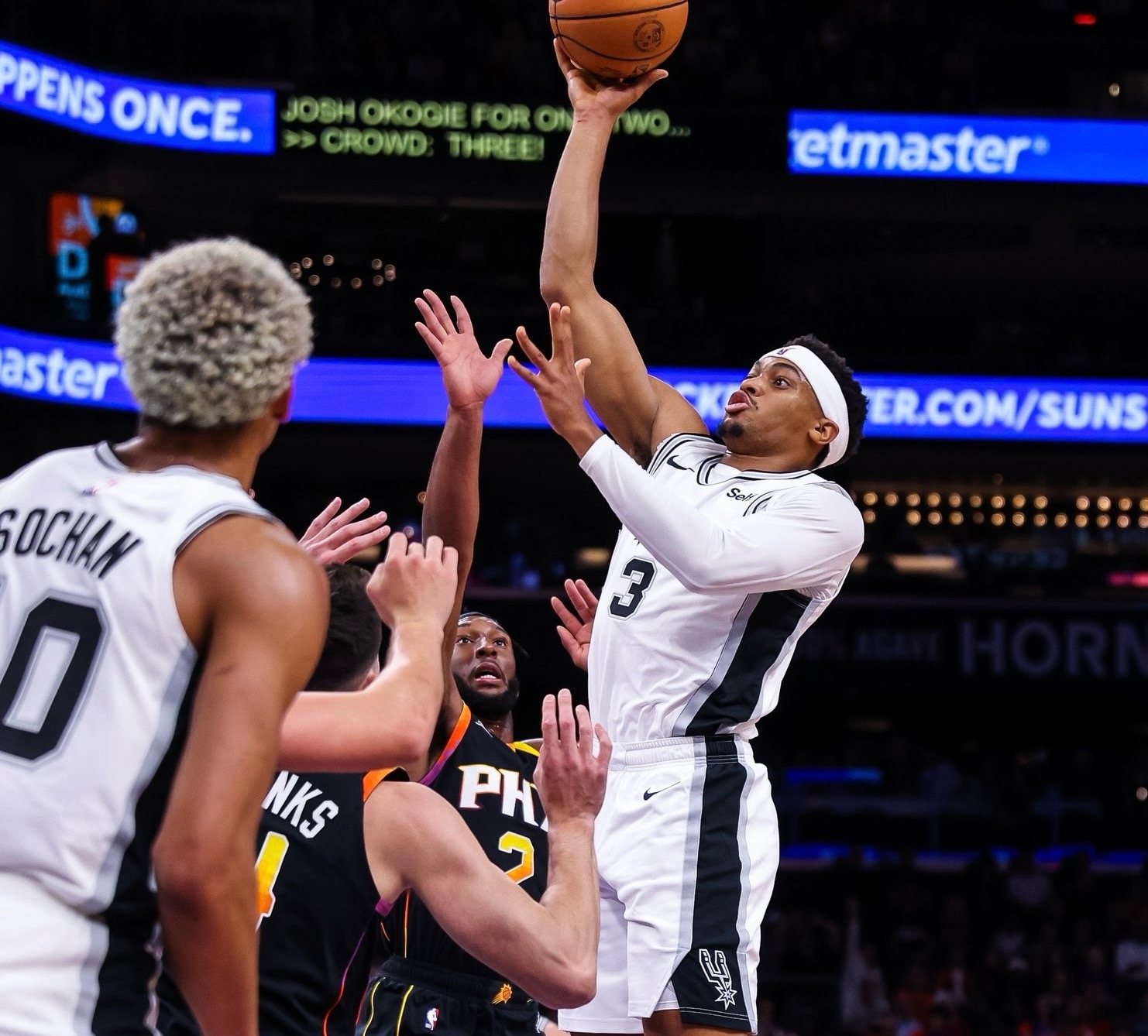 spurs-vs-suns-san-antonio-avec-une-victoire-miraculeuse.jpg