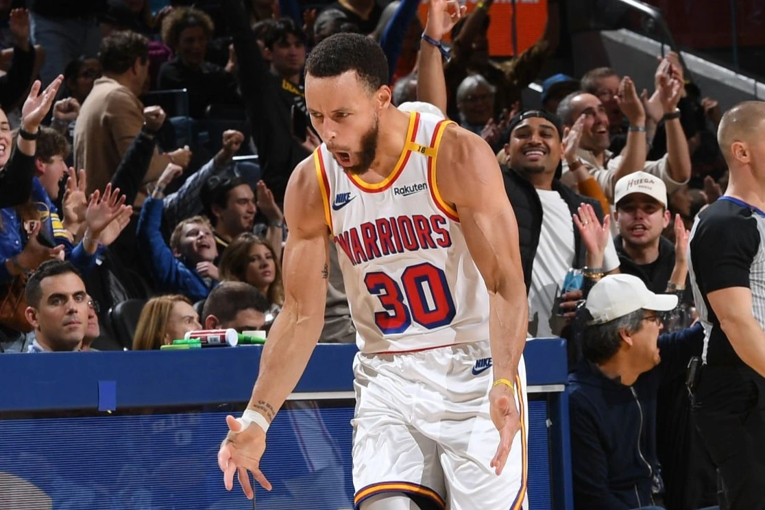 stephen-curry-parfait-30-points-et-8-8-a-3-points.webp