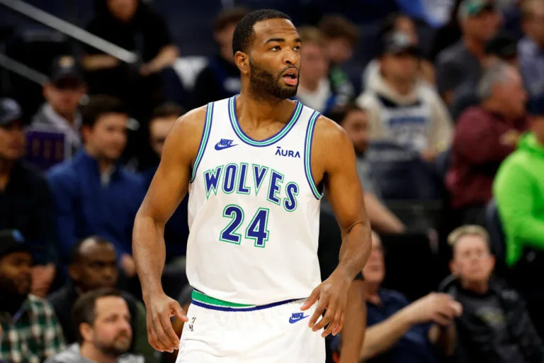 t-j-warren-prolonge-aux-timberwolves-jusqu-a-la-fin-de-la-saison.webp