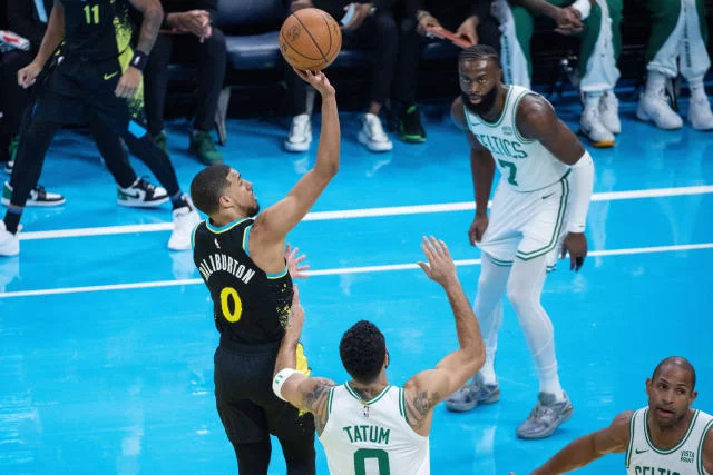 tyrese-haliburton-renverse-les-celtics-et-emmene-indiana-en-demi-finale.webp