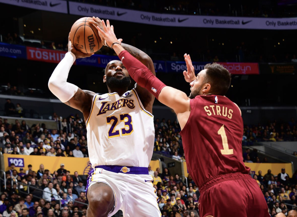 une-4eme-victoire-consecutive-pour-les-lakers-face-a-cleveland.webp